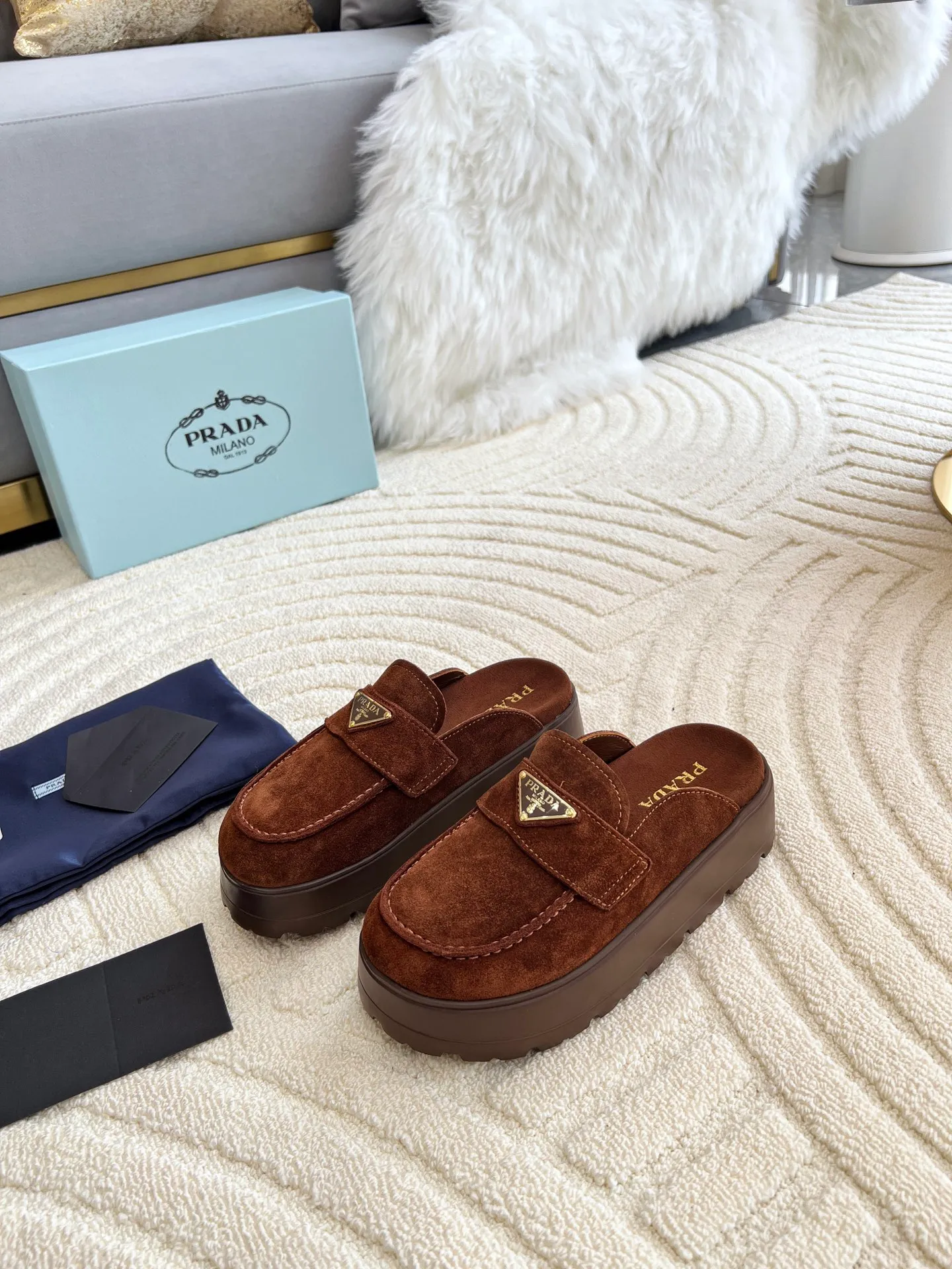 👟👟Ex-factory price 440👟👟 Prada/Prada 25ss summer new couple's beach thick-soled Birkenstock sandals. This shoe style is really a classic design that will not go out of style and is in line with everyone's current pursuit of comfortable and healthy wearing concepts. It is regarded by many domestic and foreign celebrities and fashionistas as an important choice for daily slippers. ✔Upper: imported super soft sheepskin ✔Inner lining: imported sheepskin ✔Hardware: Original molded split hardware ✔Outsole: Ultra-light, wear-resistant and non-slip foam sole ✔Number of yards: 35~40 (custom-made 40 pieces are non-refundable)